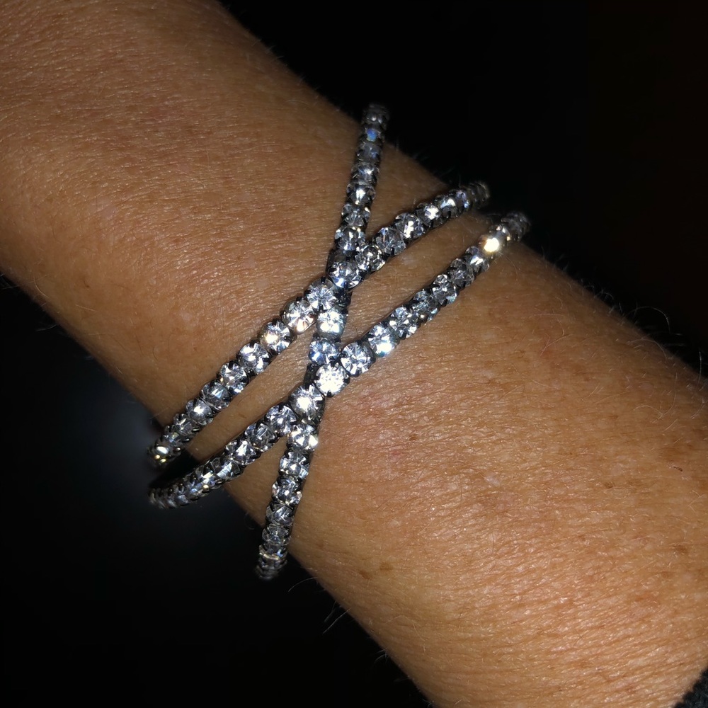 👗Three strand black setting under shining stones